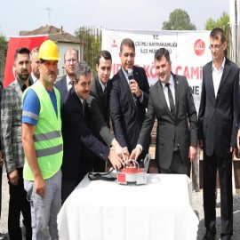 Depremde hasar alan cami yenileniyor