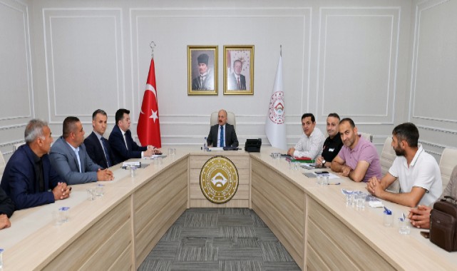 Köy muhtarlarının sorunlarını tek tek dinledi