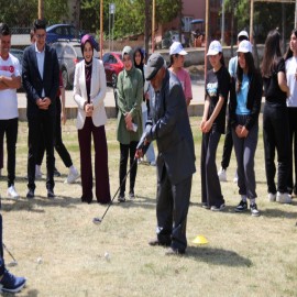 Kaymakam, huzurevinin çınarlarıyla golf atışı yaptı