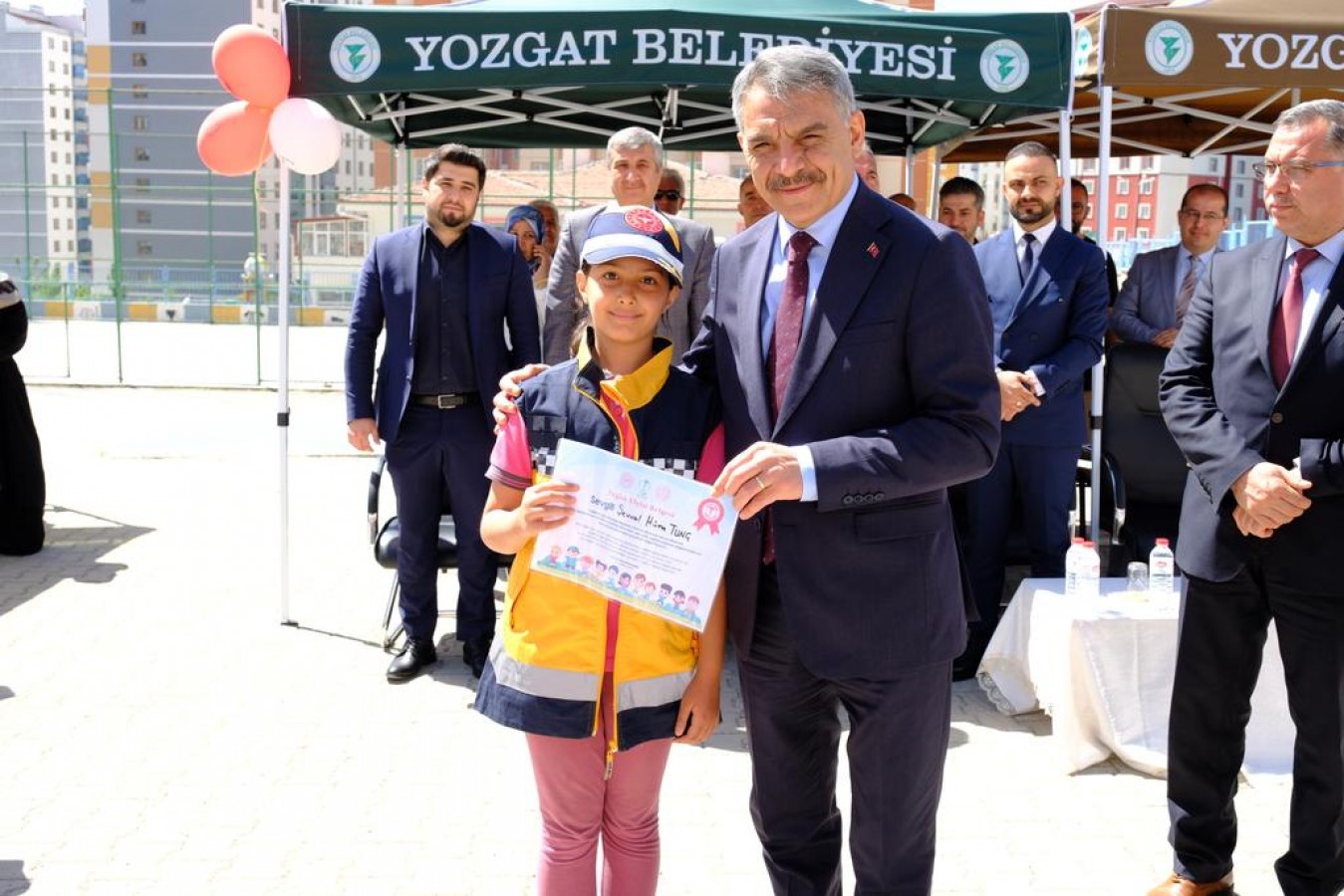 Vali, çocuklara Sağlık Elçisi belgesi verdi;