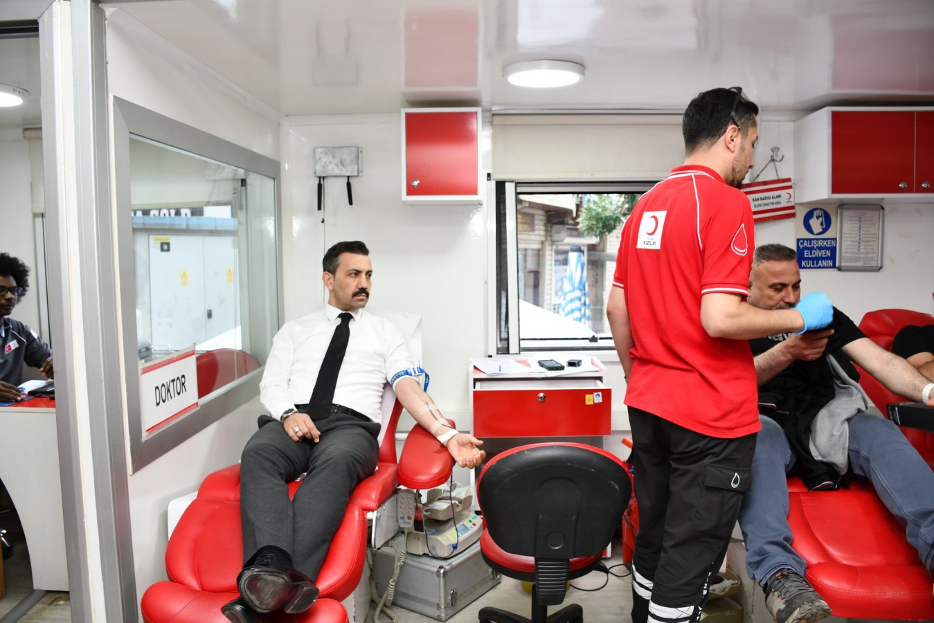 Kaymakam, hayat kurtarmak için kan verdi
