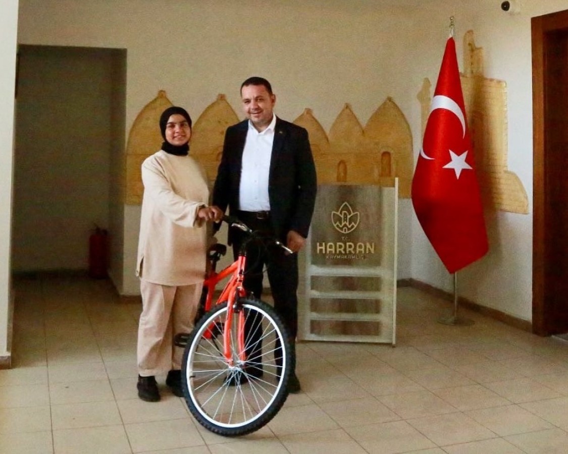 Bilek güreşinde derece alan Vatha’ya bisiklet hediyesi;