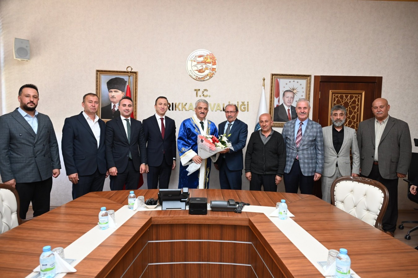 Vali Makas, Ahilik Kaftanını giydi;