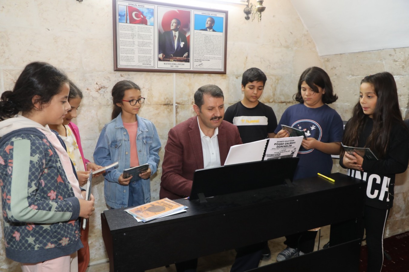 Piyano kursunda öğrencilere eşlik etti