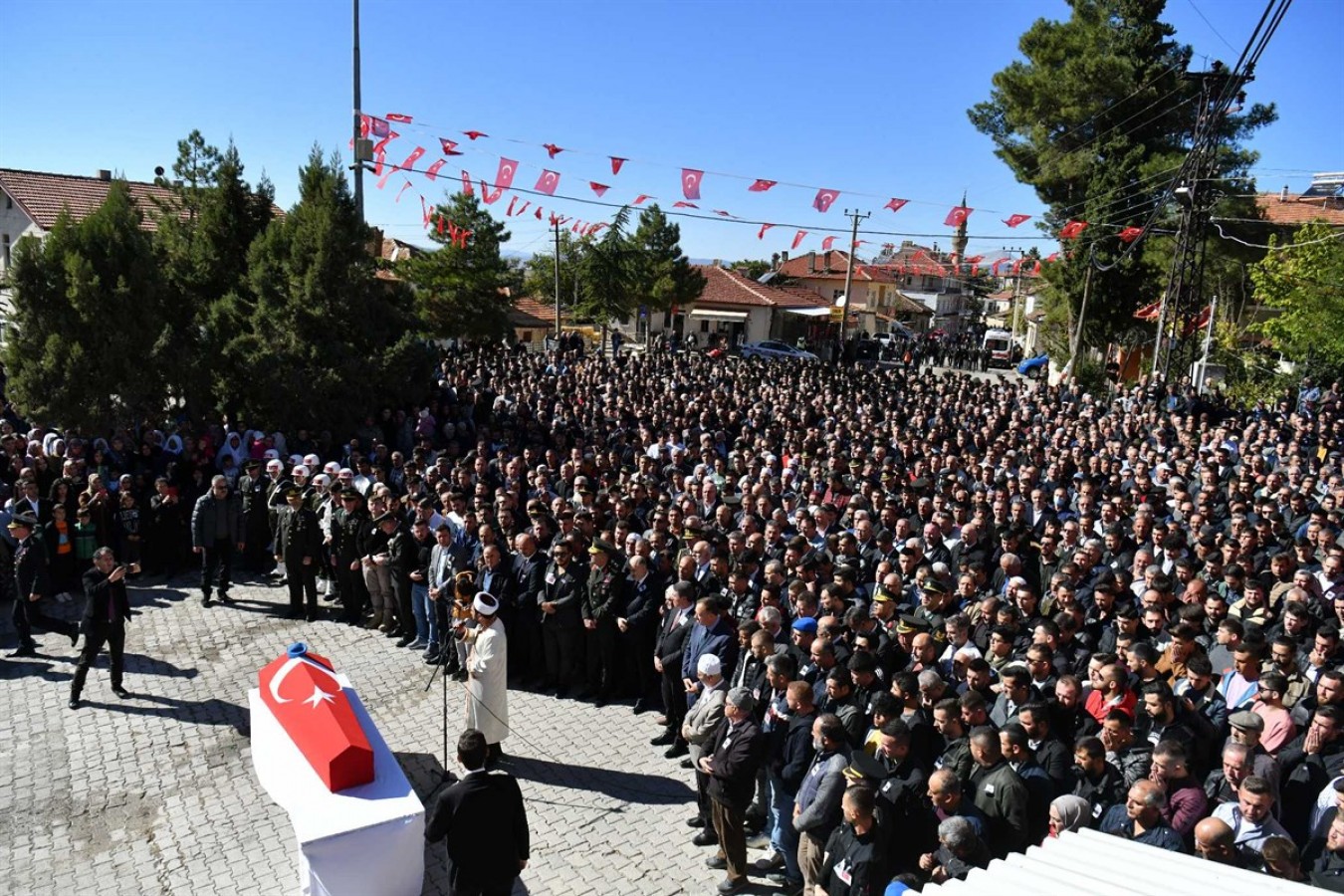 Isparta şehidini son yolculuğuna uğurladı