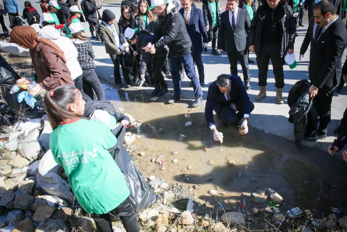 Öğrencilerle birlikte çöp topladı