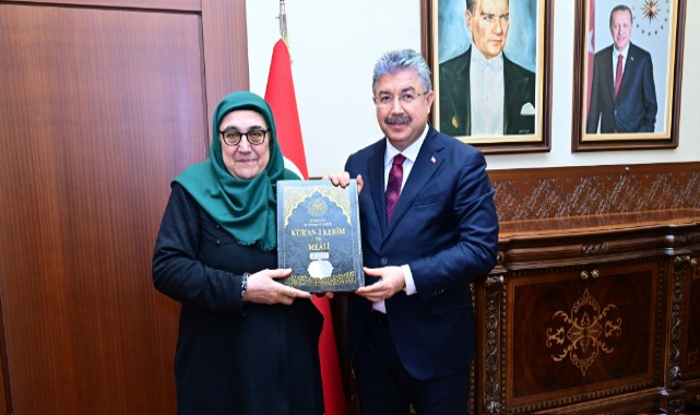 Şehit annesi, oğlunun adına bastırdığı Kur’an-ı Kerim’i Vali Yılmaz’a hediye etti