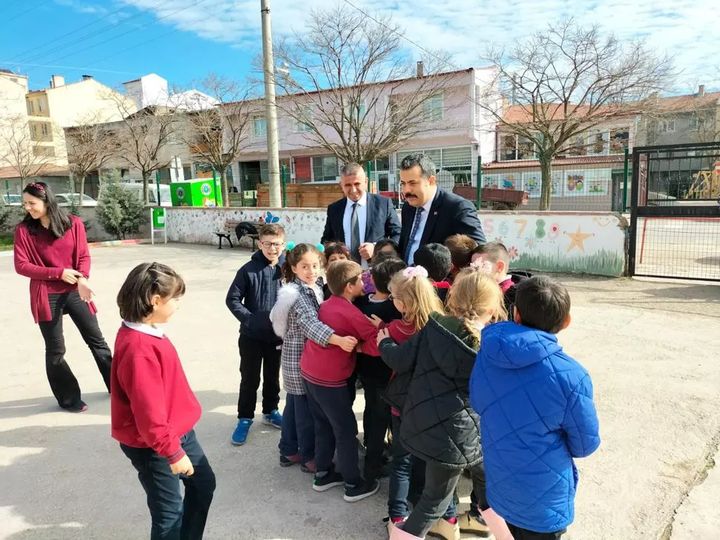 Öğrencilerle kucaklaştı;