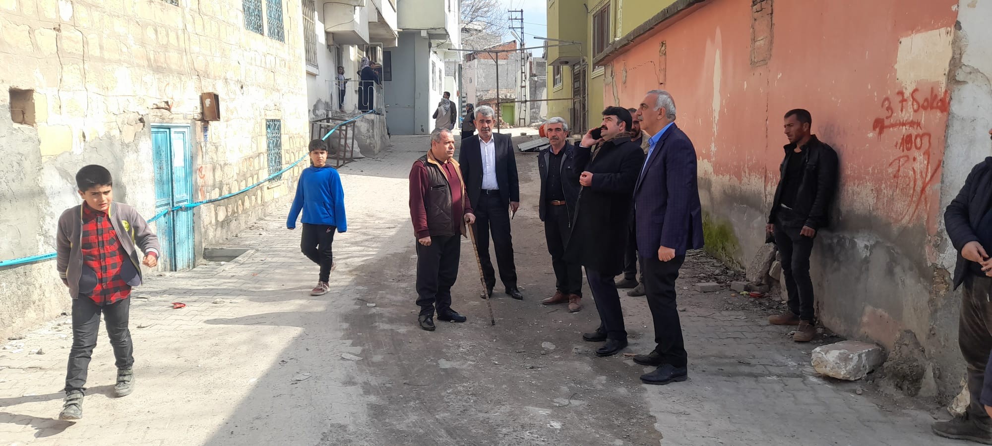 Hilvan'da acil yıkılması gereken yapıların yıkımına başlandı