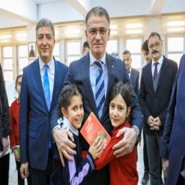 330 okula yeni kütüphanenin kurulduğu Van, kitaba ve kütüphaneye doydu
