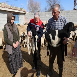 Vali Duru, besicilik yaparak 4 çocuğunu okutan aileyi tebrik etti