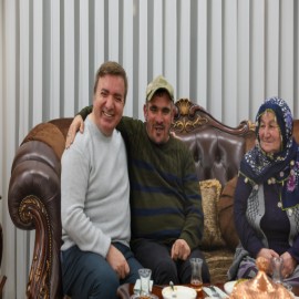 Vali Aydoğdu, anne ve babasını kaybetmiş üç kardeşi Valilik Konutu’nda ağırladı