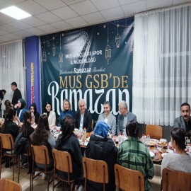 Vali Çakır orucunu öğrencilerle birlikte açtı