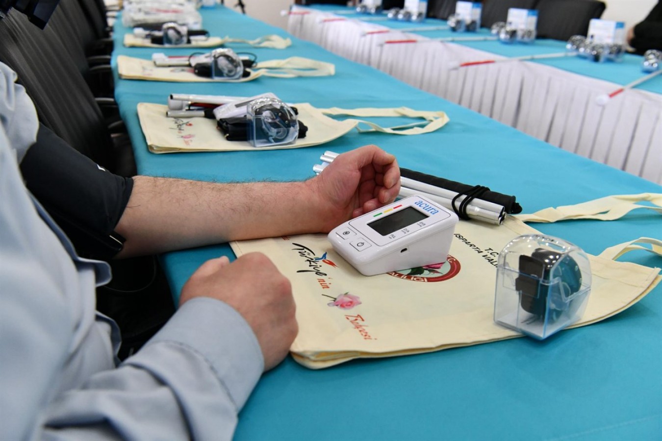 Görme engellilere baston ve konuşan tansiyon aleti