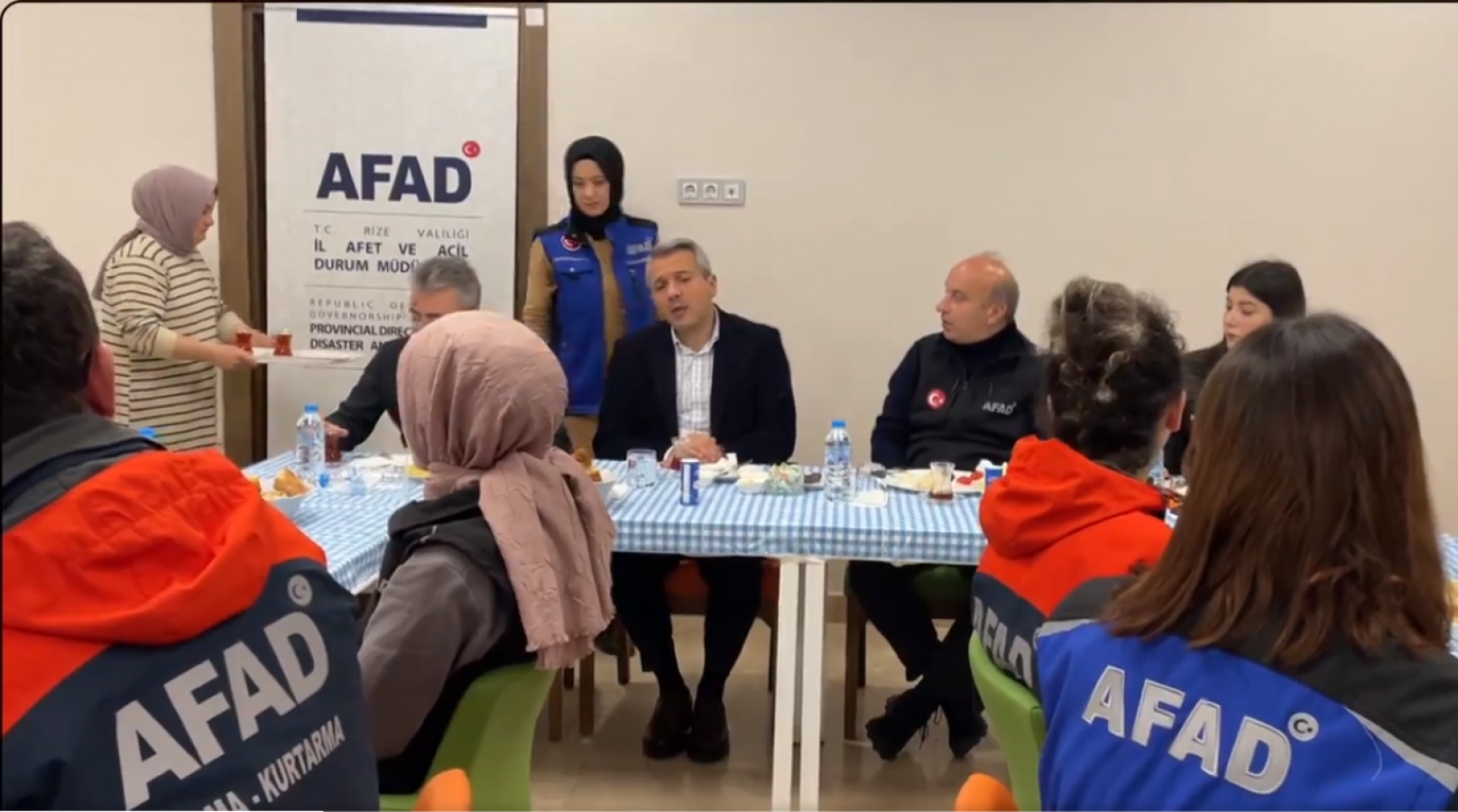 AFAD personeliyle sahurda buluştu
