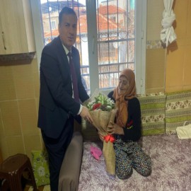 100 yaşındaki Emine teyzenin Yaşlılar Haftasını kutladı
