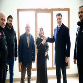 Depremzede aileye sıcak yuvalarının anahtarını teslim etti