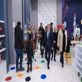 Oyuncak evinde çocukların mutluluğunu paylaştı