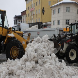 Hakkari'de karla mücadele aralıksız sürüyor