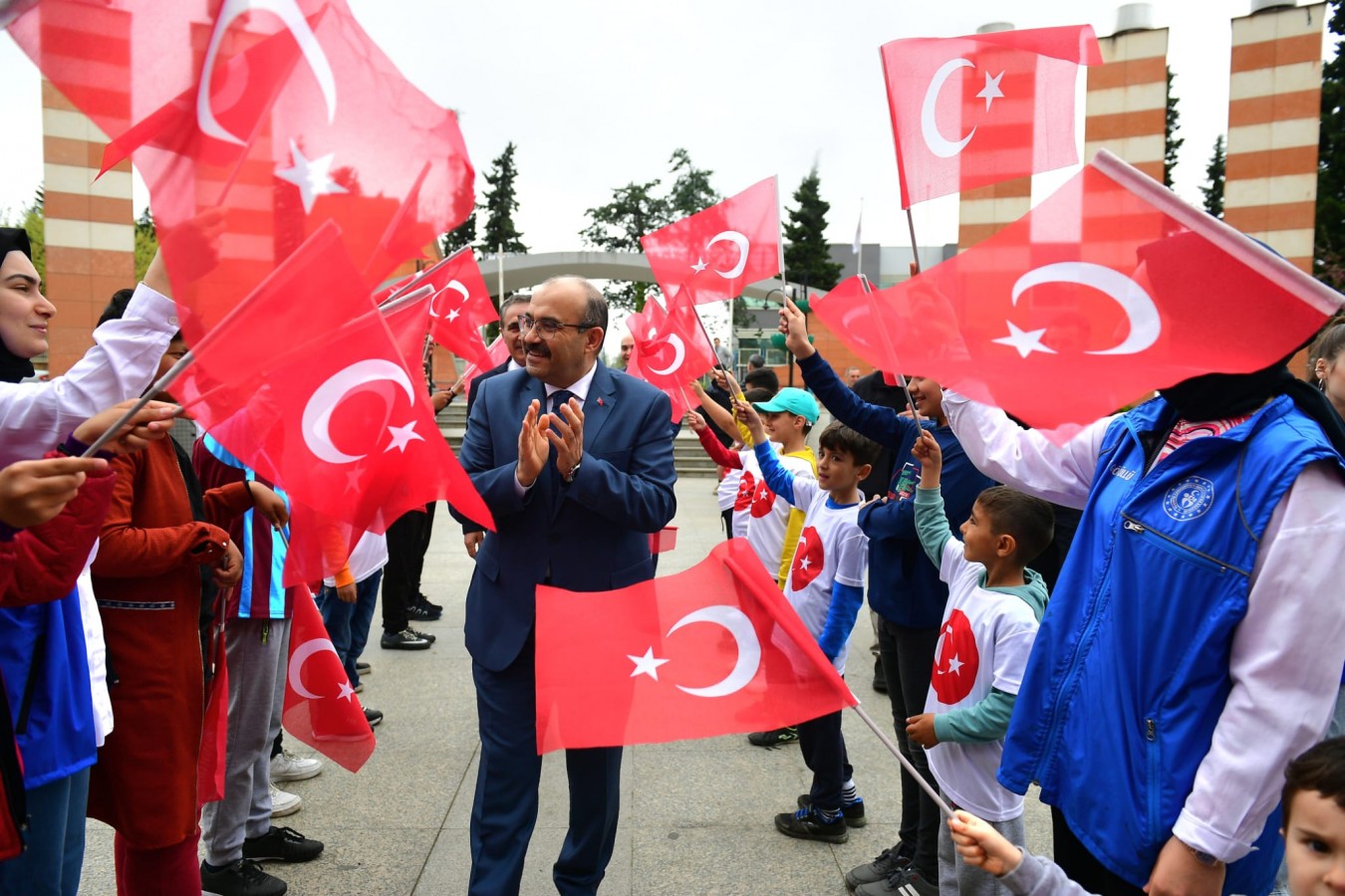 Öğrencilerin coşkusuna ortak oldu;