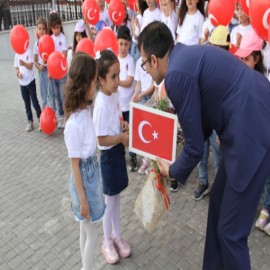 Yürüyüş yapan miniklerden kaymakama hediye