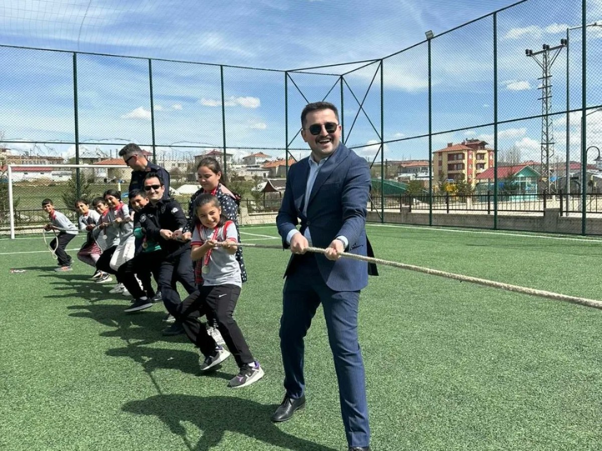 Öğrencilerle halat çekme oyunu oynadı;