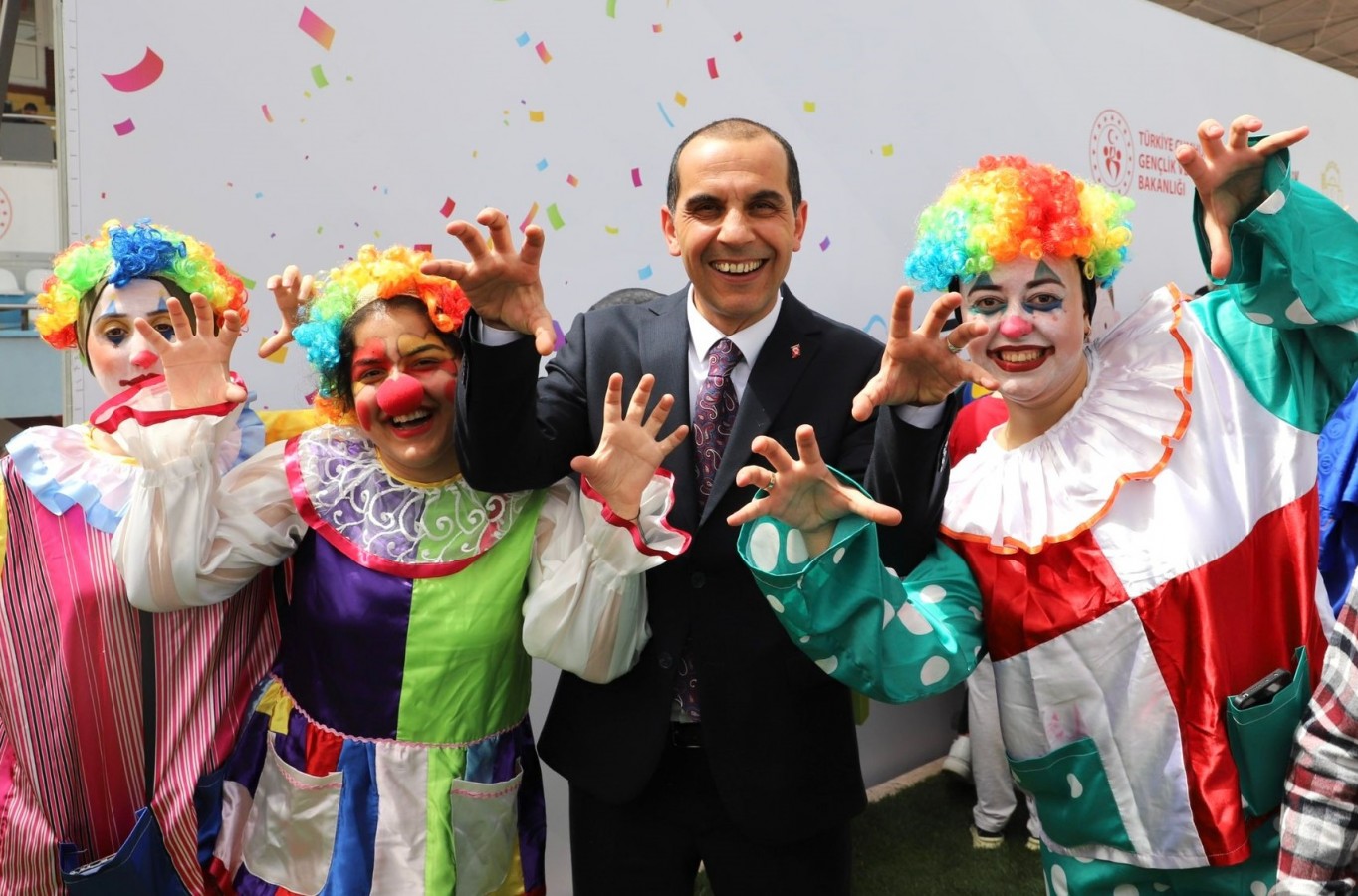 Çocukların 23 Nisan mutluluğunu paylaştı;