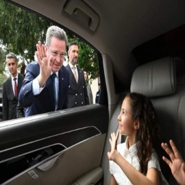 Küçük hanımefendi valiyi okuluna uğurladı