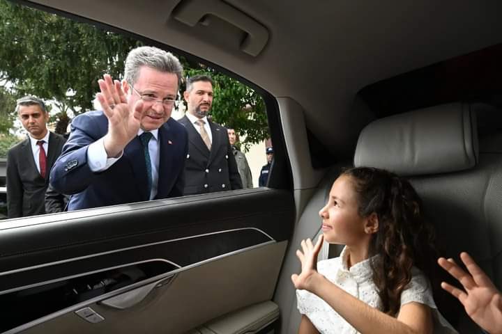 Küçük hanımefendi valiyi okuluna uğurladı;