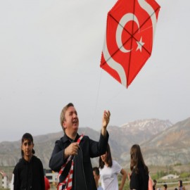 Çocuklarla uçurtma uçurdu