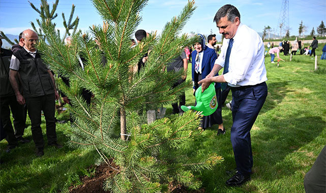 Vali, 60+ öğrencilerle fidan dikti;