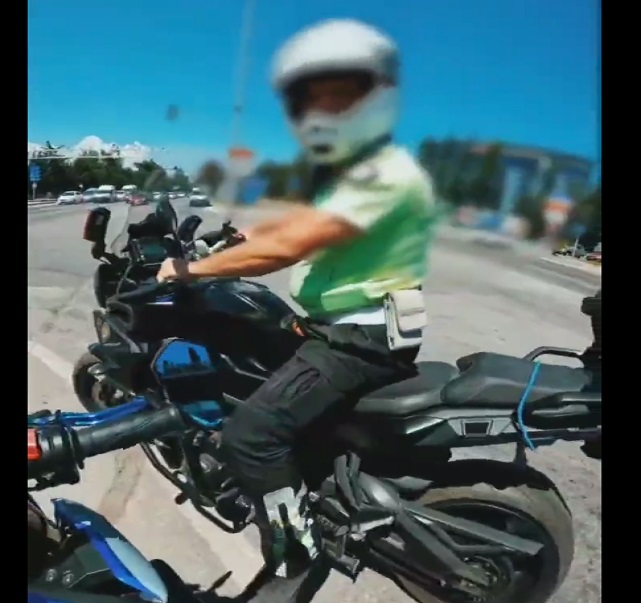 Motosikletli gence öğüt veren polise tebrik