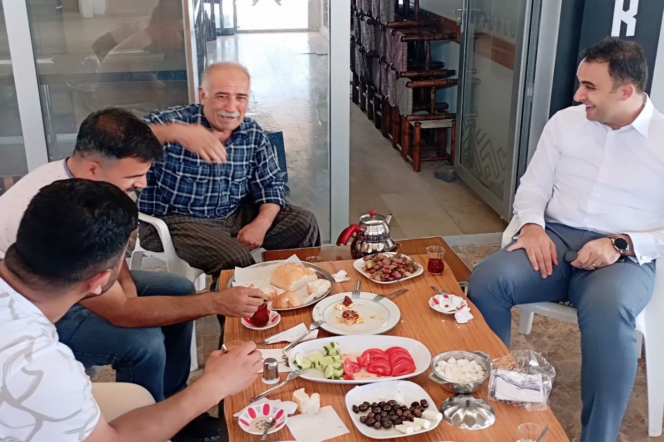 Esnafın kahvaltı davetini kırmadı