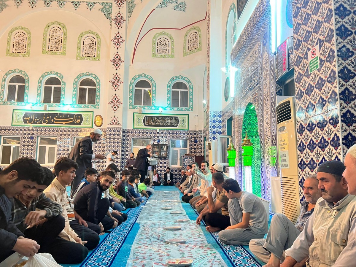 Kaymakam her hafta sabah namazında gençlerle buluşuyor