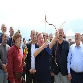 Vali, okunu en uzağa atmak için yay gerdi