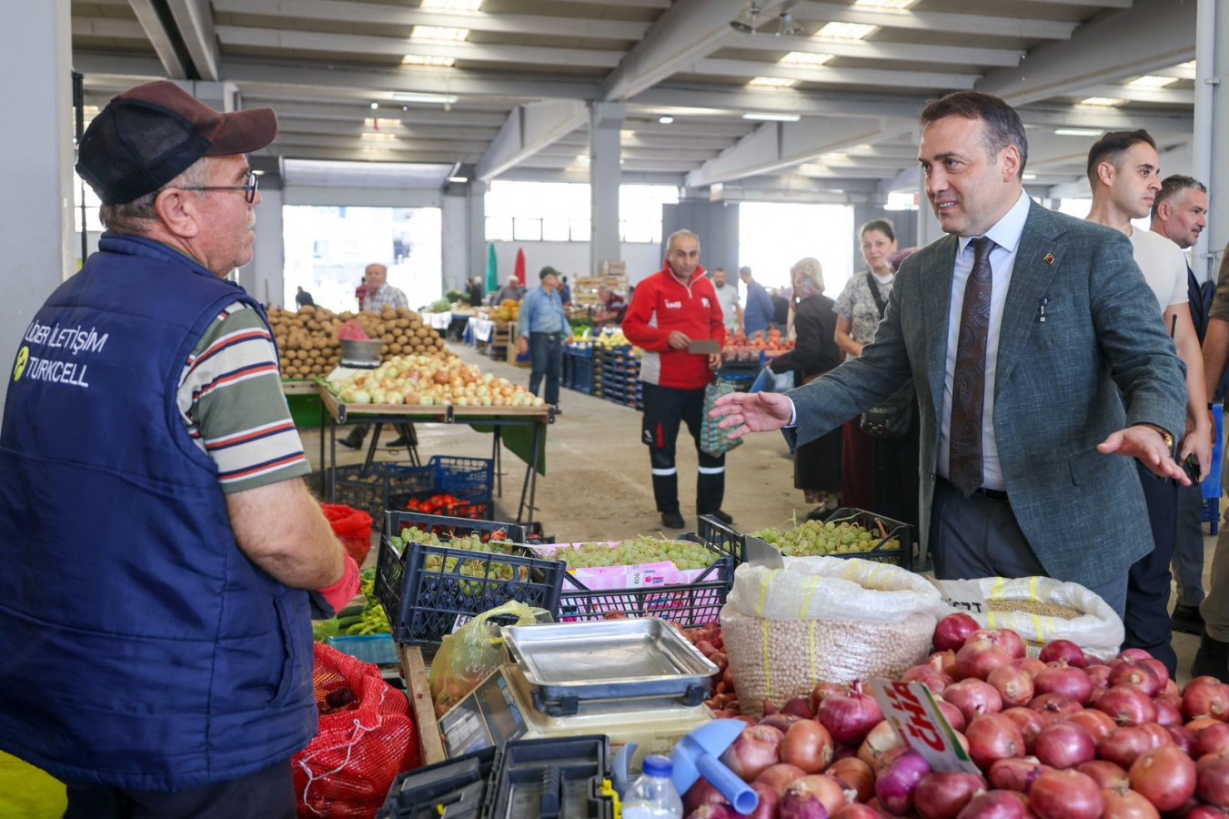 Vali Sözer, pazar esnafının taleplerini dinledi;