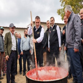 Vali Sözer kazanın başına geçti, salça yaptı