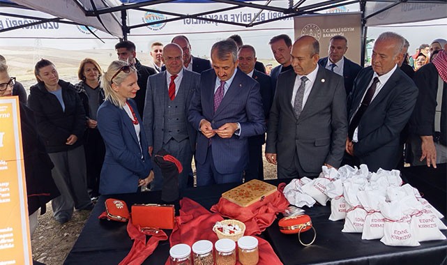 Kaymakam Köken, padişahların rengi Edirne kırmızısını hasat etti