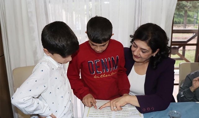 Vali Yavuz'un eşi, çocuk evlerindeki miniklerle buluştu