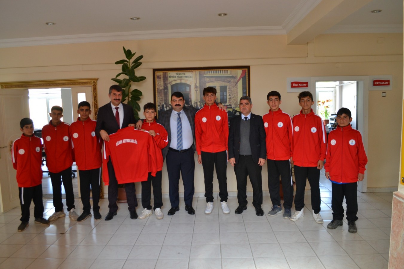 Kaymakamlıktan lise öğrencilerinden oluşan kulübe, forma ve eşofman takımı desteği;