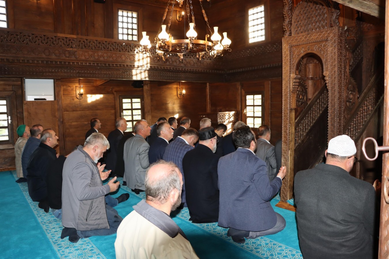 Asırlık cami kılınan ikindi namazıyla ibadete açıldı