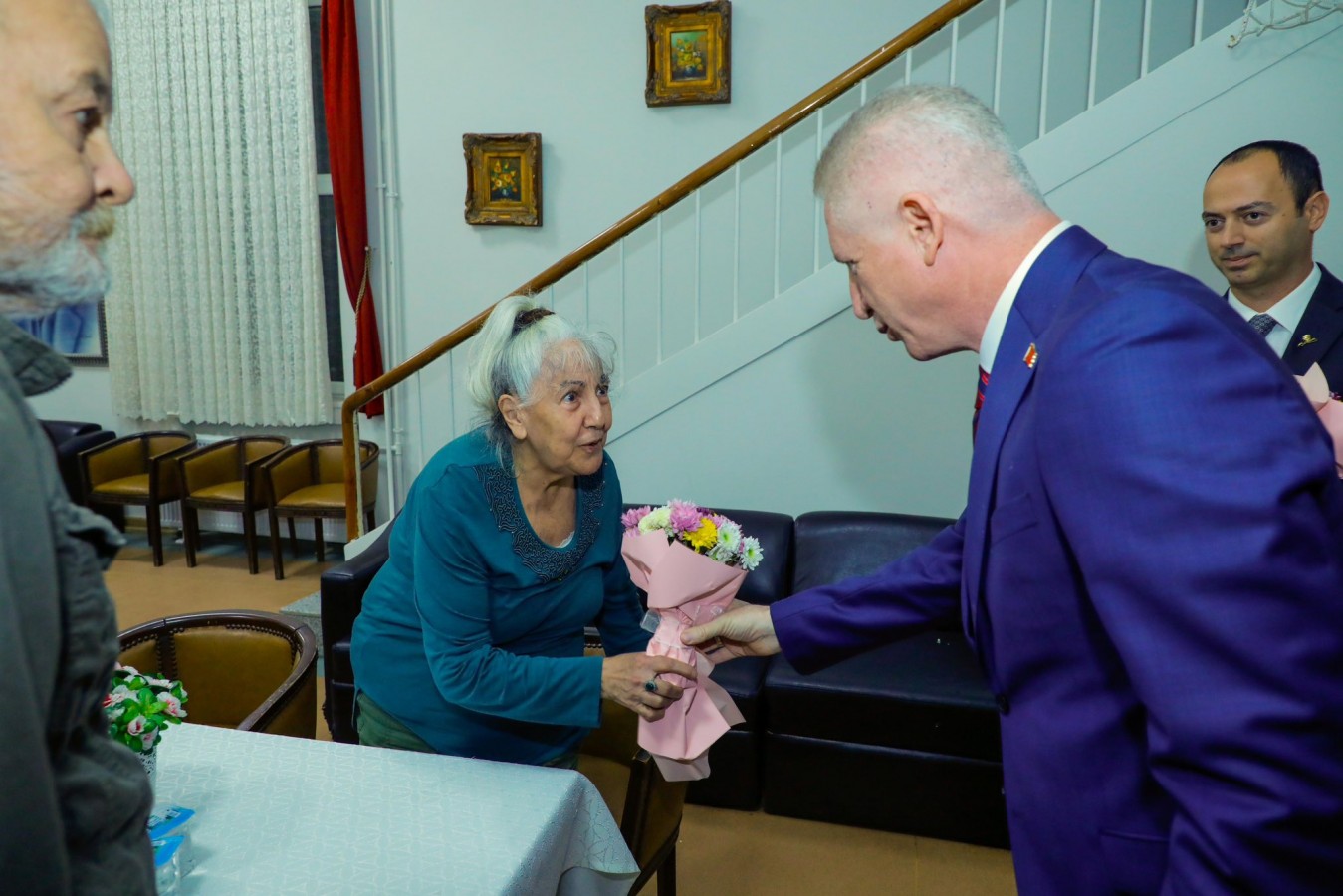 Huzurevinde kalan öğretmenleri unutmadı