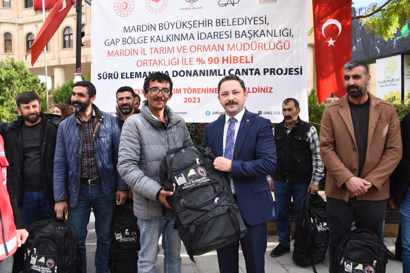 Çobanlara sırt çantası desteği