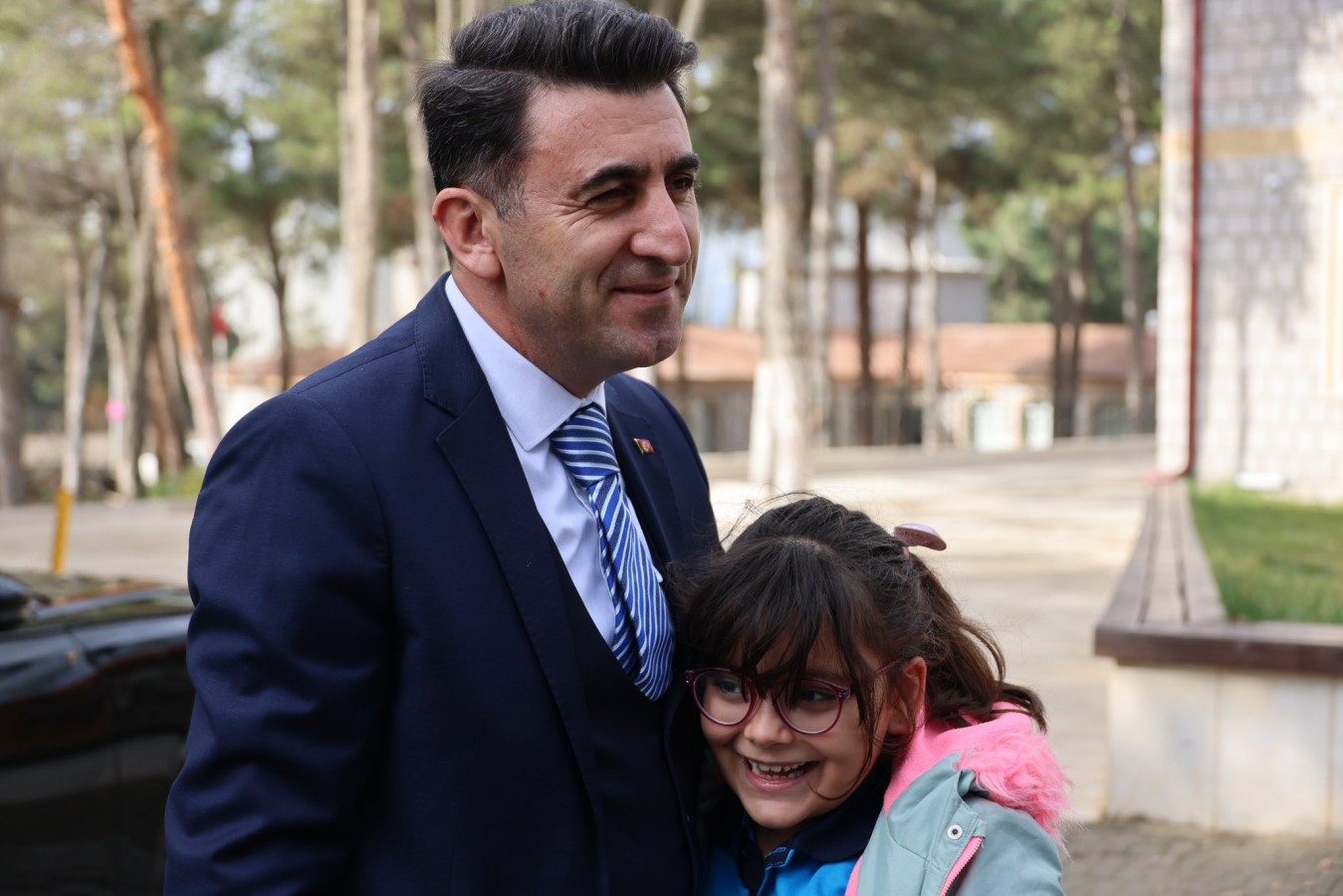 İki gündür beklediği ‘Bilecik muhtarı’na sarıldı
