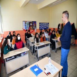 Hafta sonunda ders çalışan öğrencileri yalnız bırakmadı