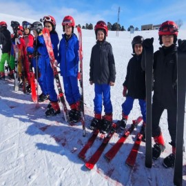 Eğitimlerini tamamlayan 'karın yıldızları' kayak yaptı
