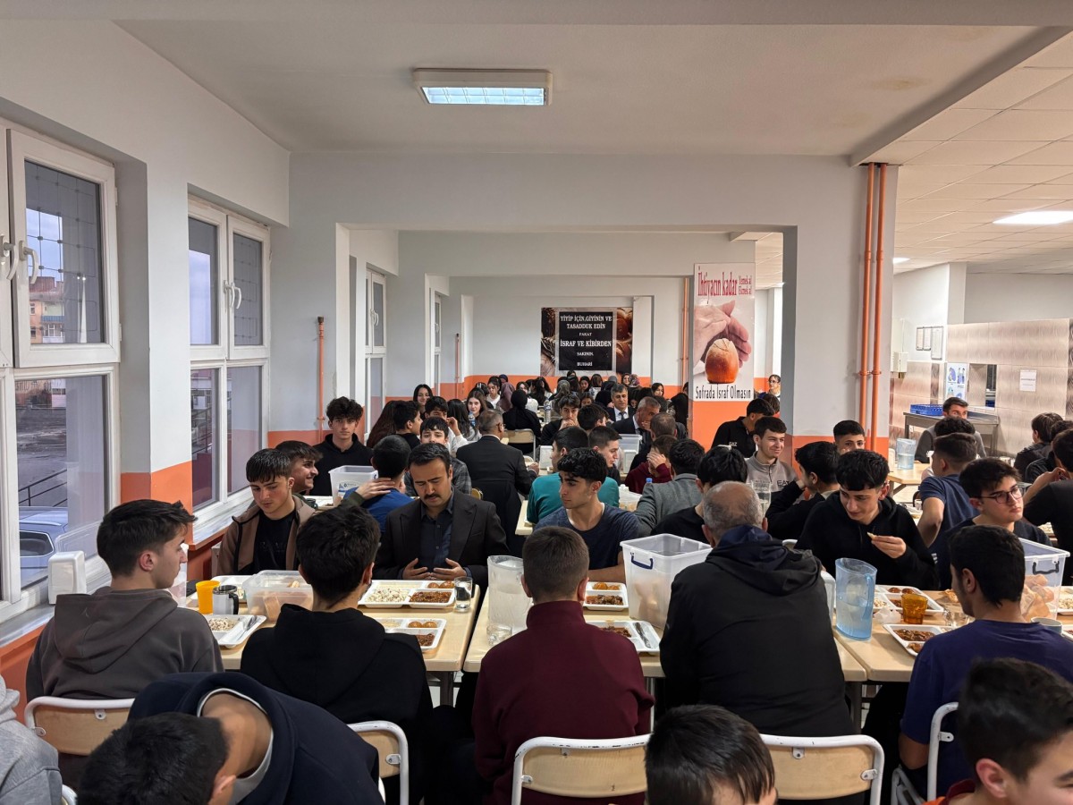 Kaymakam Bingöl, öğrencilerle iftar sofrasında buluştu