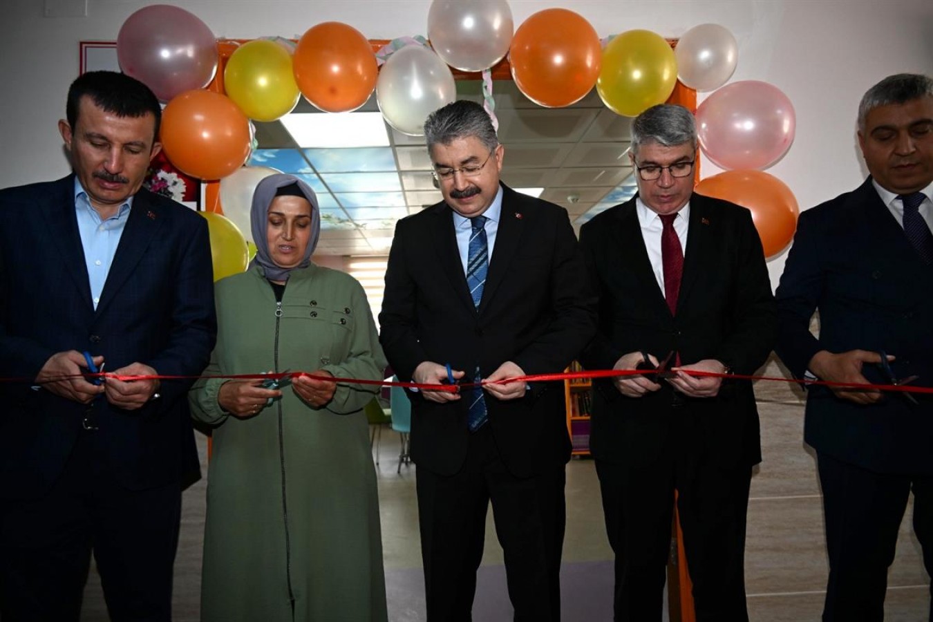 Depremde vefat eden öğretmenin adına kütüphane;