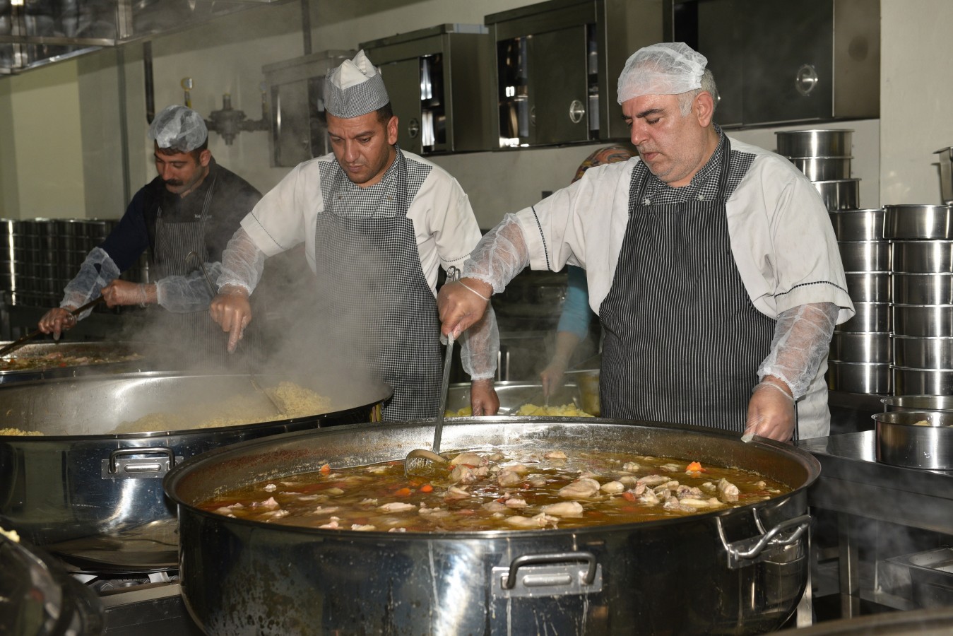 Aşevlerinden vatandaşlara sıcak yemek;