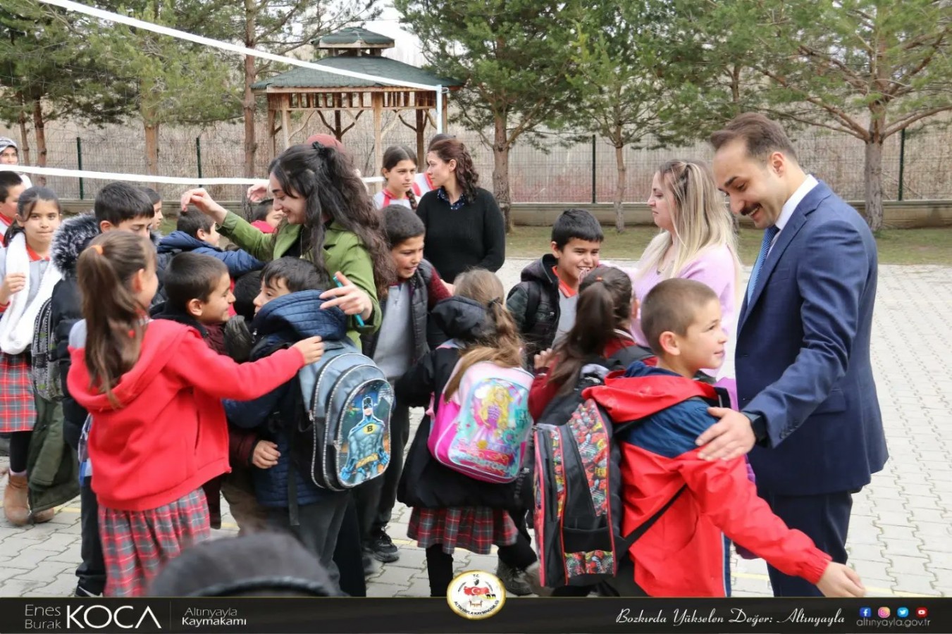 Öğrencilerle bir araya geldi;